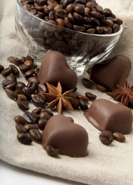 Kávébab és a csokoládé a szív — Stock Fotó