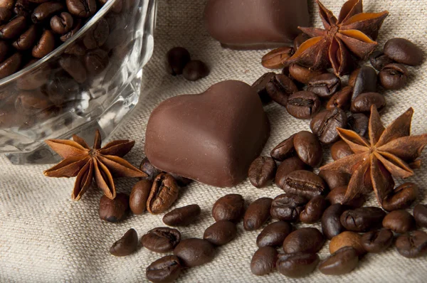 Kahvipavut ja suklaa sydän — kuvapankkivalokuva