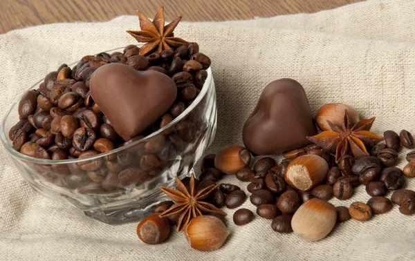 Kahvinjyvät, puupähkinä ja suklaa — kuvapankkivalokuva