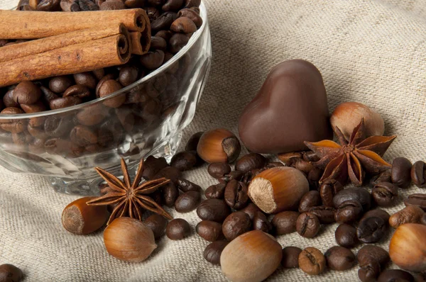 Granos de café, chocolate y canela —  Fotos de Stock