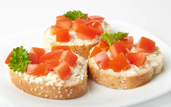 Закуски с помидорами и сливочным сыром — стоковое фото