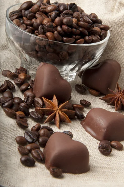 원두 커피와 초콜릿 심장 — 스톡 사진