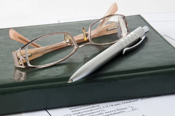 Bolígrafo, gafas e informe — Foto de Stock