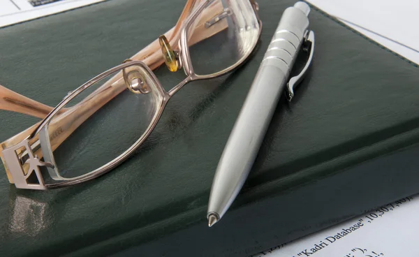 Kuličkové pero, brýle a zpráva — Stock fotografie