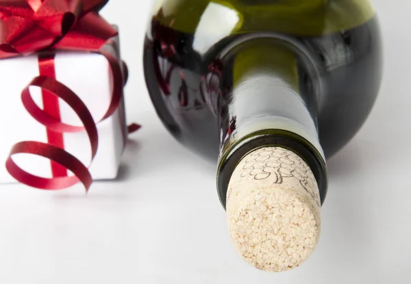 Fles rode wijn en een cadeau — Stockfoto