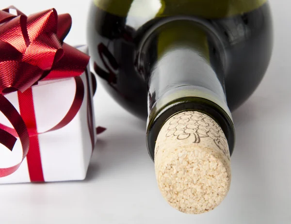 Garrafa de vinho tinto e um presente — Fotografia de Stock