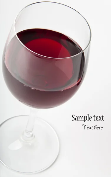 Um copo de vinho isolado sobre fundo branco — Fotografia de Stock