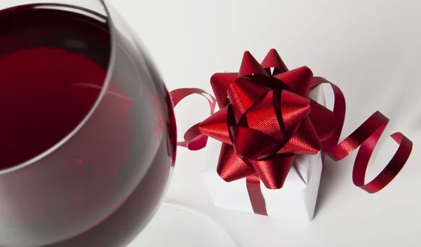 Ein Glas Wein isoliert auf weißem Hintergrund — Stockfoto