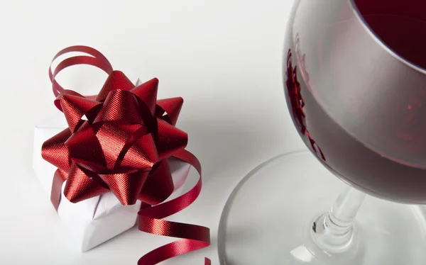 Ein Glas Wein isoliert auf weißem Hintergrund — Stockfoto