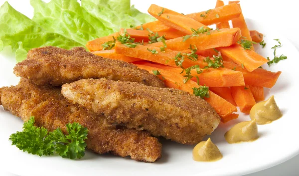 Курица жареная в хлебных крошках с овощами — стоковое фото