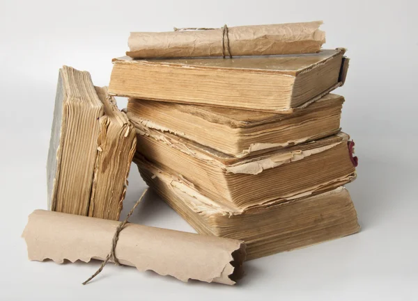 Куча старых книг и свитков — стоковое фото