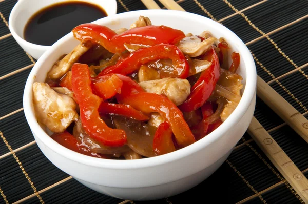 Stir fry chicken with sweet peppers — Stock Photo, Image