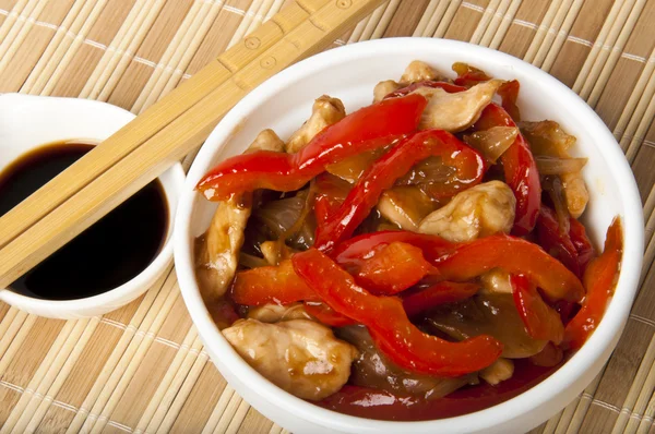 Stir fry chicken with sweet peppers — Stock Photo, Image