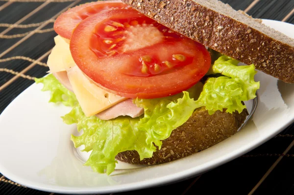 Kanapka z szynką zdrowy z serem, pomidorami i sałata — Zdjęcie stockowe