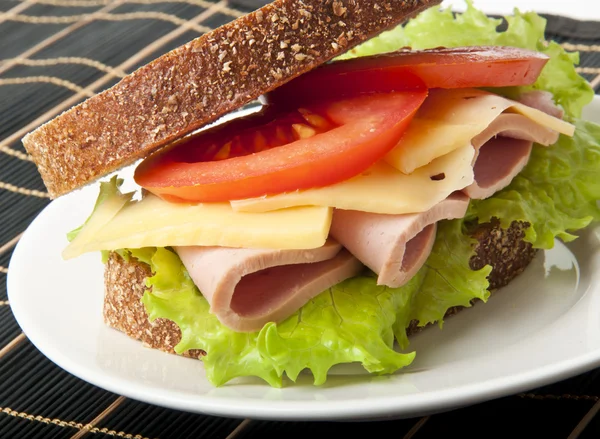 Sanduíche de presunto saudável com queijo, tomate e alface — Fotografia de Stock