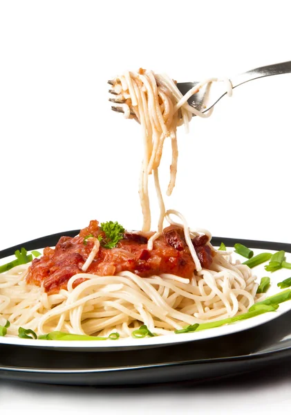 Espaguete com molho de tomate e salsicha — Fotografia de Stock
