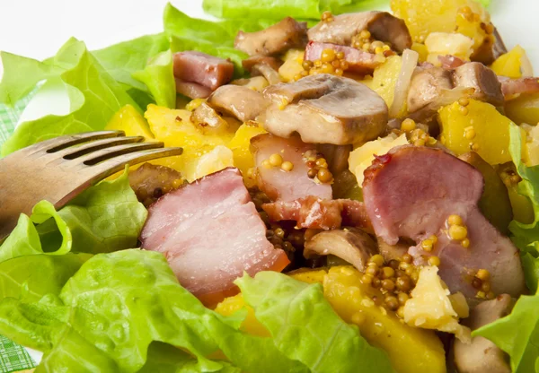 Teplý salát z brambor, žampiony, slaninou a sýrem — Stock fotografie
