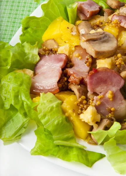 Salada quente de batatas, cogumelos, bacon e queijo — Fotografia de Stock