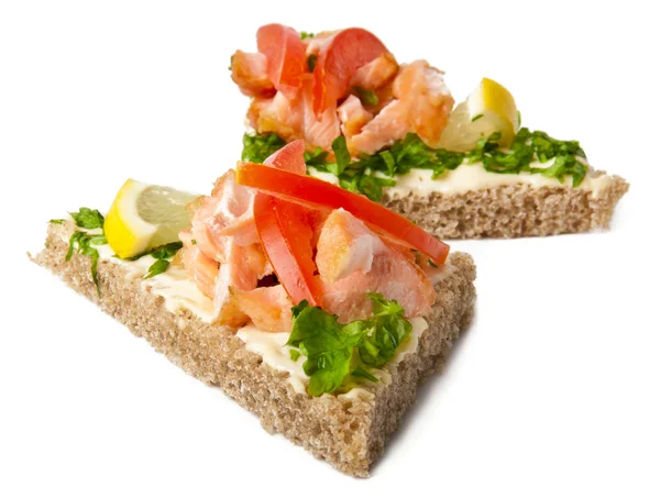 Smörgås med kokt röd fisk på en vit bakgrund — Stockfoto