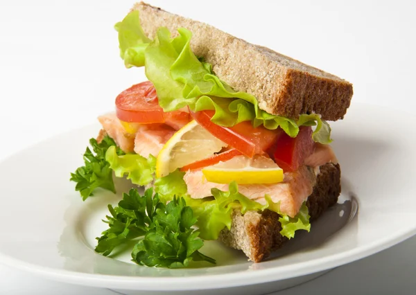 Kırmızı balık haşlanmış ile sandviç — Stok fotoğraf