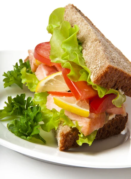 Sandwich con pescado rojo cocido — Foto de Stock