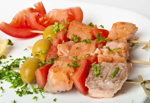 Close up de salmão grelhado com legumes — Fotografia de Stock