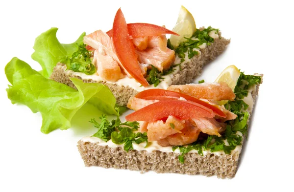 Smörgås med kokt röd fisk på en vit bakgrund — Stockfoto