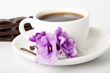 fincan kahve, çikolata ve menekşe beyaz bir tablo