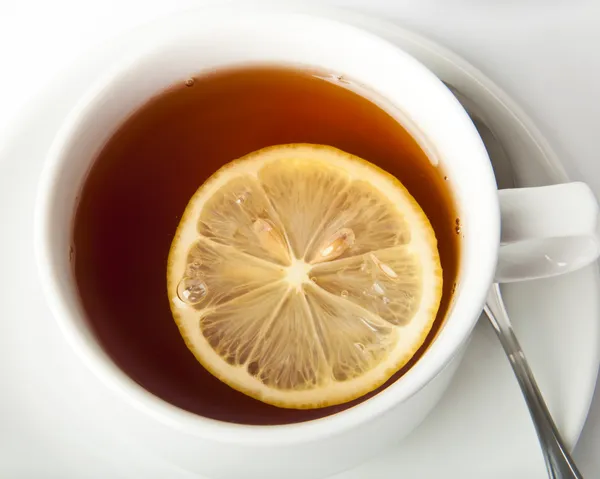 Chá com limão isolado em branco — Fotografia de Stock