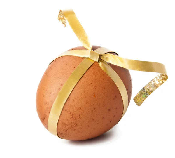 Velikonoční vajíčko se zlatou stuhou izolovaných na bílém — Stock fotografie