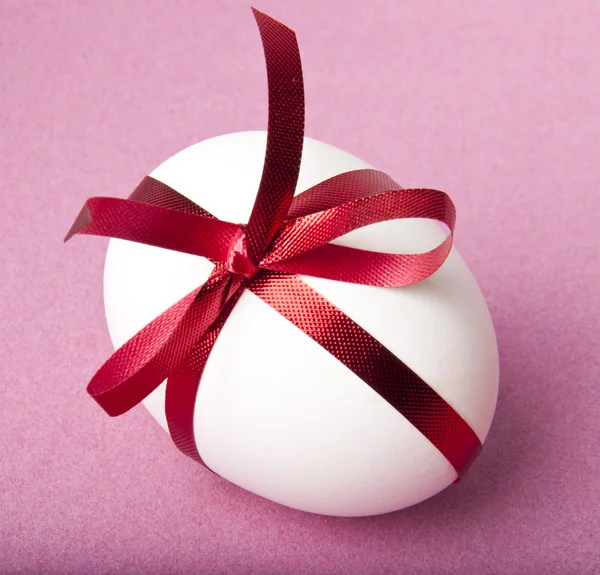 Uovo di Pasqua su sfondo rosa — Foto Stock