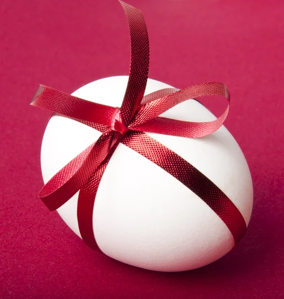 Uovo di Pasqua su sfondo rosso — Foto Stock