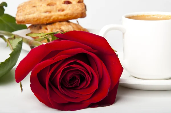 Romantická snídaně káva s červenou růží — Stock fotografie