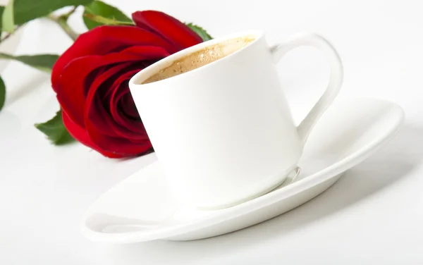 Colazione romantica caffè con rosa rossa — Foto Stock