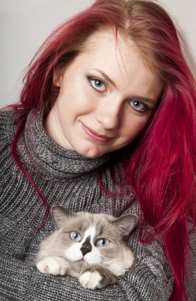 Young girl with a cat — Stock Photo, Image