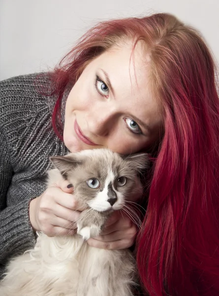 Ung flicka med katt — Stockfoto
