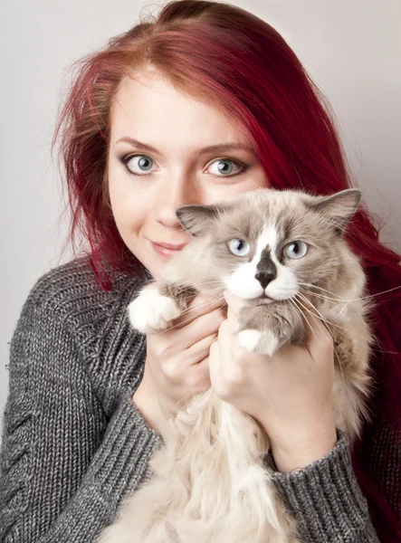 Jeune fille avec un chat — Photo