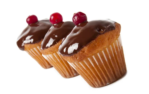 Três cupcakes com cobertura de chocolate — Fotografia de Stock