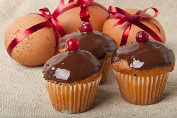 Cupcake met chocolade slagroom en paaseieren — Stockfoto