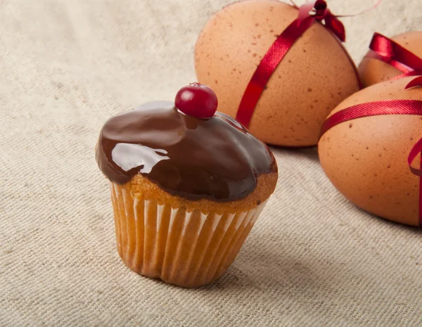 Cupcake com cobertura de chocolate e ovos de Páscoa — Fotografia de Stock