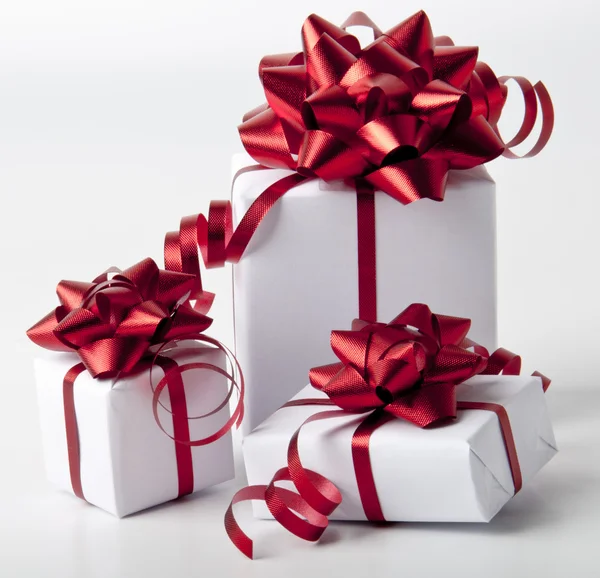 Cajas de regalo blancas sobre fondo blanco — Foto de Stock