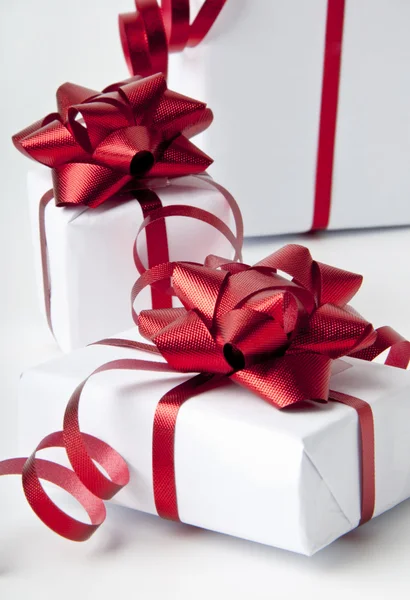 Beyaz zemin üzerine beyaz hediye kutuları — Stok fotoğraf