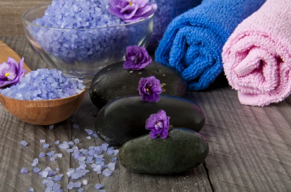 Камені з фіолетовою квіткою — стокове фото