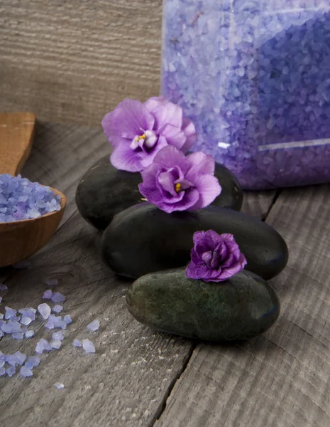 Pietre con fiore viola e sale di lavanda — Foto Stock