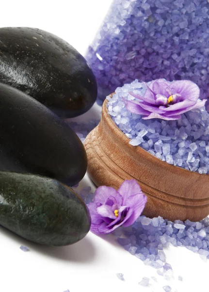 Stenar med lila blomma och lavendel salt — Stockfoto