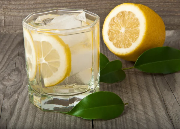 Koktejlové sklenice s citronem — Stock fotografie