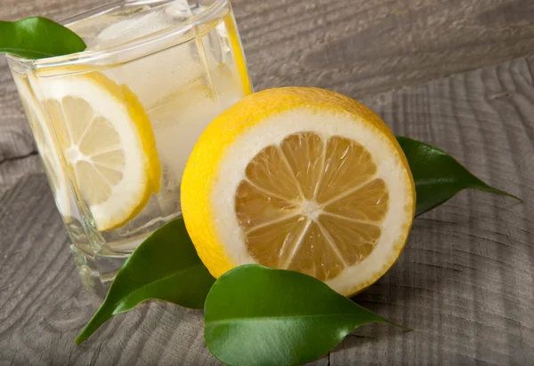 Cocktailglas met citroen — Stockfoto