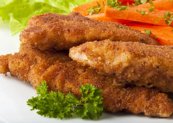 Chicken fried in breadcrumbs with vegetables — Stock Photo, Image