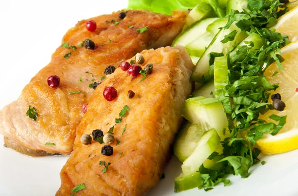 Рыбное блюдо - лосось на гриле с овощами — стоковое фото
