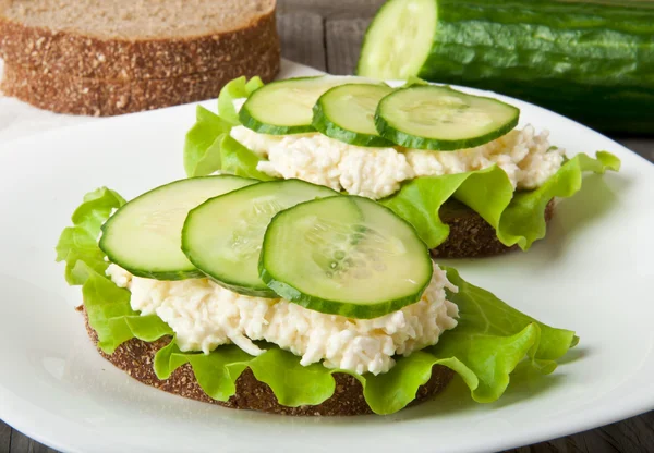 Salatalık ve kahvaltıda peynirli yumurta ile sağlıklı sandviç — Stok fotoğraf